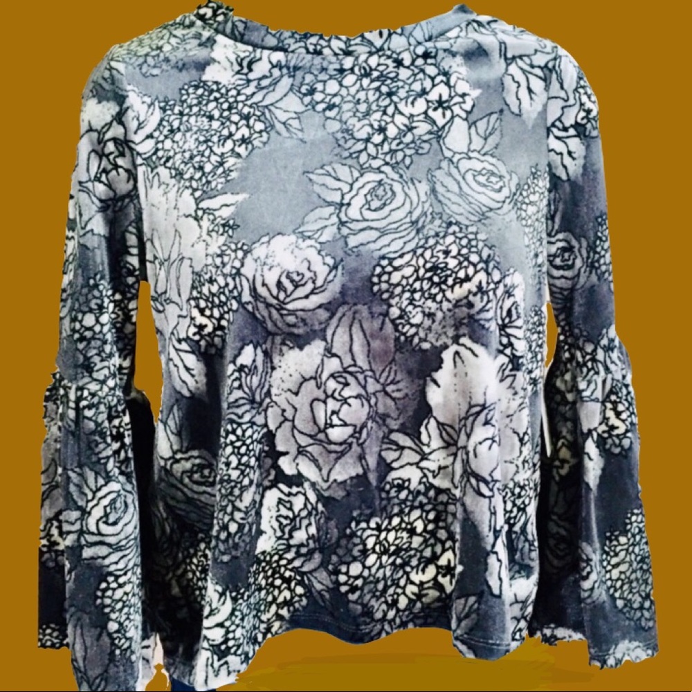 ⭐️4/$30 Wild Pearl Floral Bell Sleeve Top